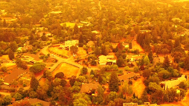 2020年9月9日，由于加州和俄勒冈州的野火，旧金山海湾地区上空出现了末日般的橙色天空视频素材