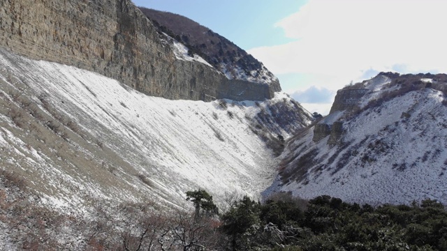 峡谷与雪在冬天和阳光，鸟瞰图。俄罗斯,Utrish视频下载