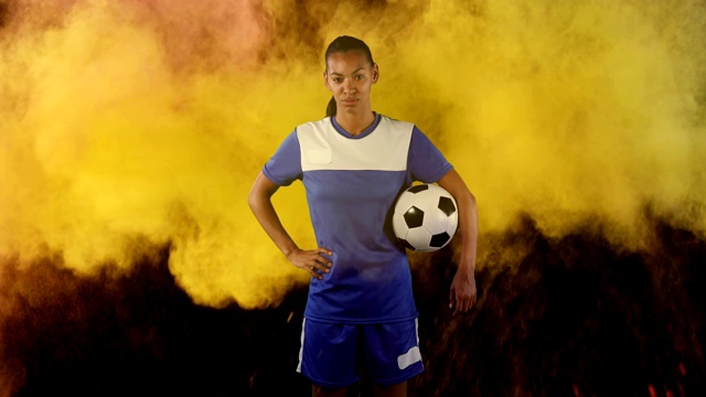女足球运动员对抗烟雾爆炸的背景视频下载