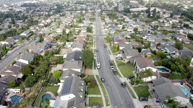 加利福尼亚州奥兰治县的家庭使用太阳能电池板视频素材