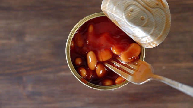 桌上放着一罐番茄酱豆子。视频下载