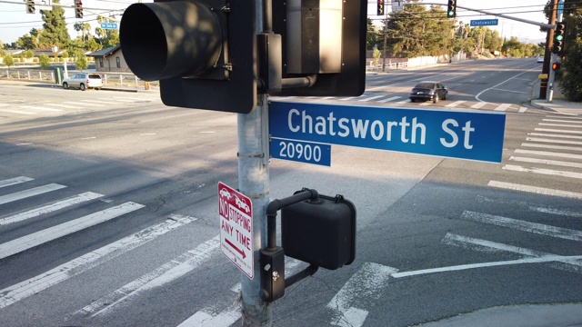查茨沃斯街的城市标志在十字路口向下看视频下载