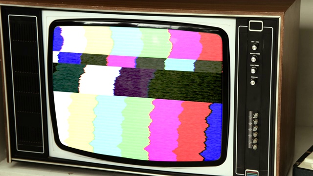 老式模拟电视机上的静态彩色条。4k视频素材