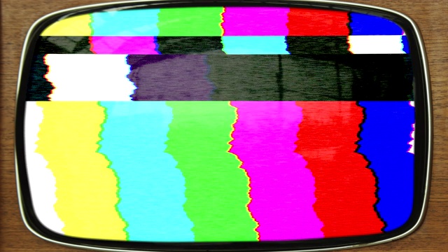 老式模拟电视机上的静态彩色条。4k视频素材