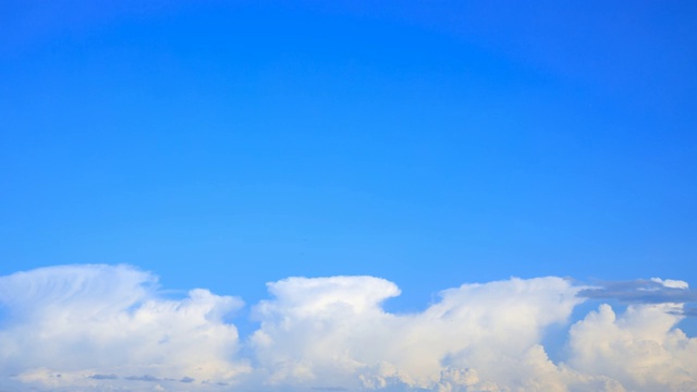 延时拍摄的蓝天和云朵在日本4K分辨率的镜头视频素材