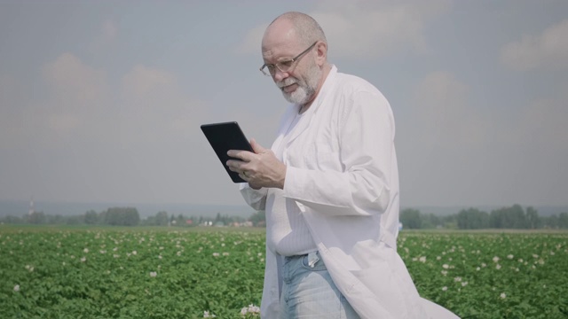 农学家使用数字平板电脑视频下载