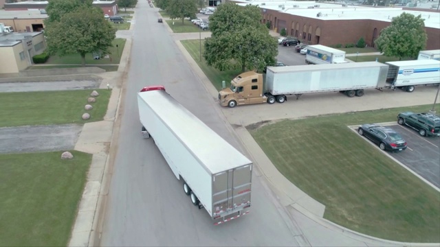卡车驶离停车场视频下载
