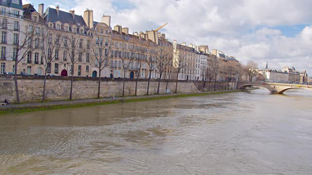河附近的巴黎住宅楼。桥。视频素材