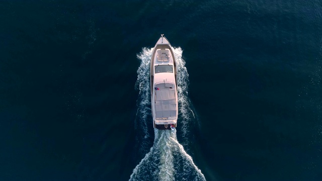 汽艇漂浮在碧蓝的湖面上，鸟瞰图慢镜头视频素材