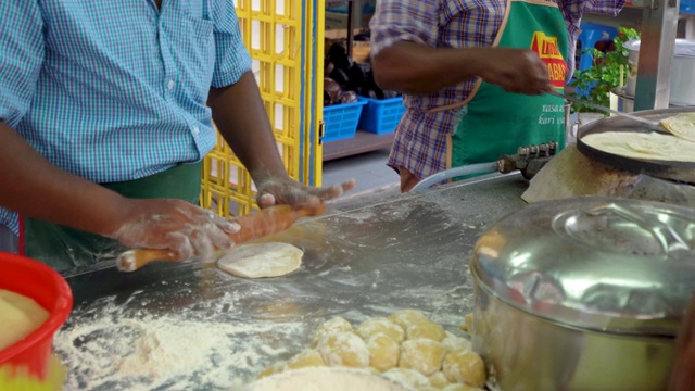 街头食品小贩准备和制作印度小吃。视频素材