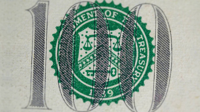 100美元钞票上的铭文特写。纸币的微距镜头视频素材