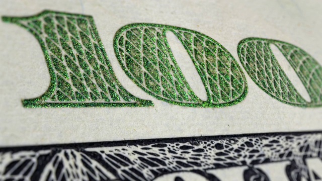 100美元钞票上的铭文特写。纸币的微距镜头视频素材