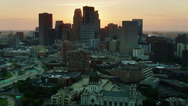 清晨的阳光透过明尼阿波利斯市中心的建筑物-无人机拍摄视频素材