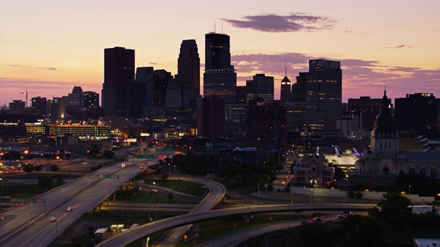 黎明时分，静态无人机拍摄的明尼阿波利斯市中心视频素材