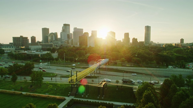 无人机飞行接近太阳升起后明尼阿波利斯市中心视频素材