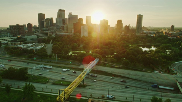 步行桥在高速公路与市中心天际线在日出-空中视频素材
