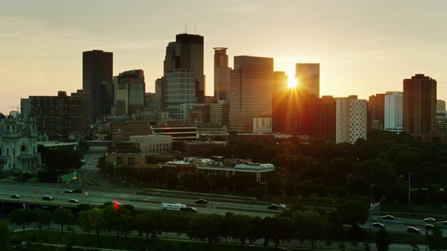 静态无人机拍摄的升起的太阳穿过明尼阿波利斯市中心的塔视频素材