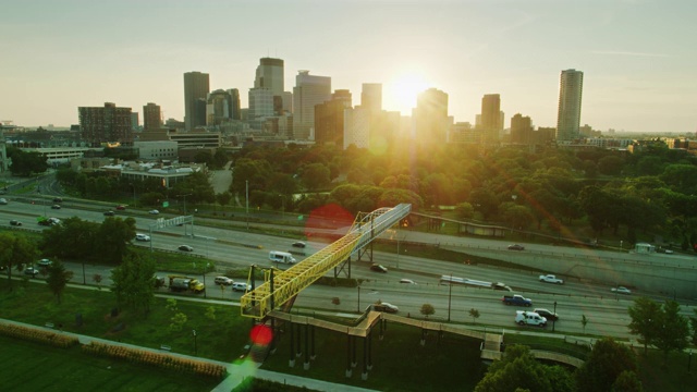 静态无人机拍摄早晨的阳光通过市中心明尼阿波利斯到洛林公园和高速公路视频素材