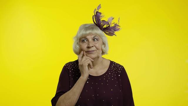 老年妇女用快乐的沉思表情，幻想，思考，做出积极的想法视频素材