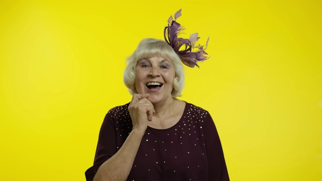 老年妇女用快乐的沉思表情，幻想，思考，做出积极的想法视频素材