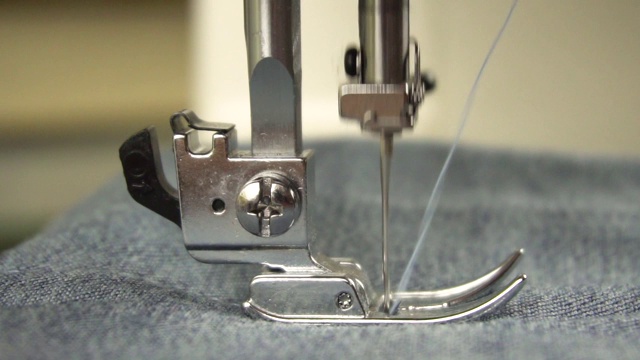在缝纫机上缝制时脚和针的慢动作。视频下载