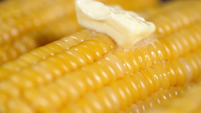 一块黄油在玉米上慢慢融化。视频下载