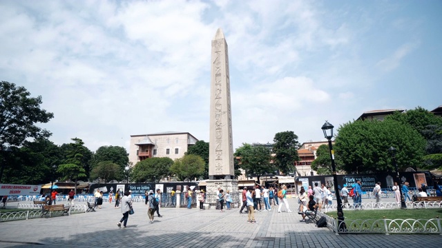 游客正在参观位于伊斯坦布尔法提赫的苏丹艾哈迈德广场的狄奥多西方尖碑。火鸡视频素材