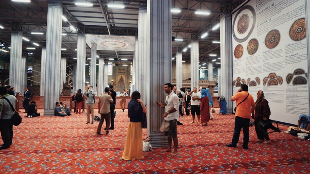 蓝色清真寺内部或苏丹艾哈迈德在土耳其伊斯坦布尔市室内。蓝色清真寺内部或苏丹艾哈迈德室内与移动的人在伊斯坦布尔市视频素材