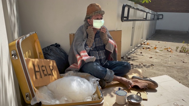 SLO MO一名路人，在提供防护面罩的同时，为无家可归的乞讨人员降低感染COVID-19的风险视频下载