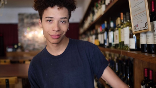快乐的年轻人在葡萄酒商店工作视频素材