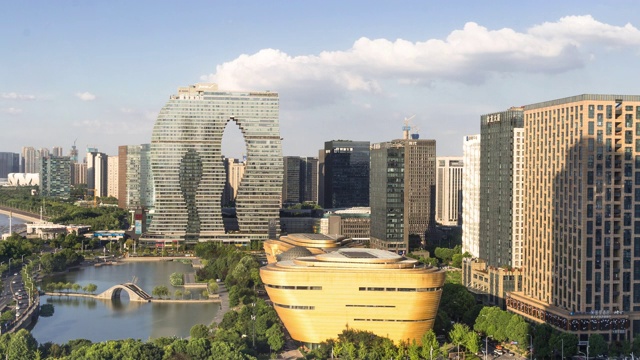 云中的现代建筑和杭州新城的天际线视频素材