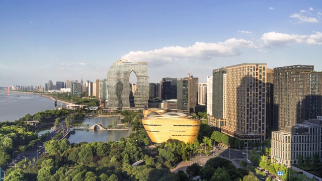 云中的现代建筑和杭州新城的天际线视频素材