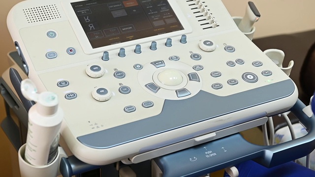 医生给病人做超声波检查，并在监视器上检查器官视频下载