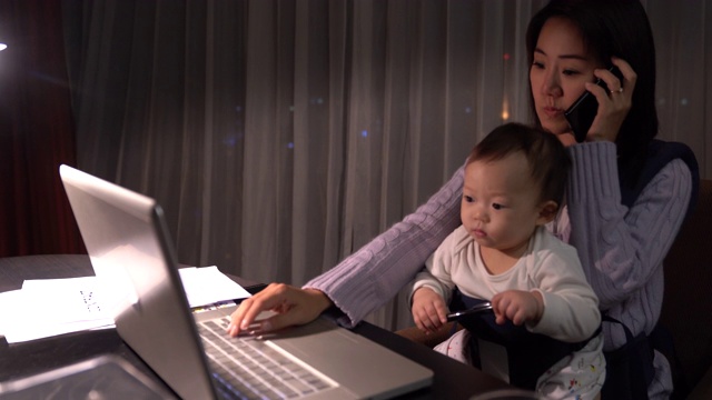 作为一个年轻的母亲或单身母亲，我抱着我1岁的孩子，晚上在笔记本电脑上工作。一个单身母亲独自养家糊口。在家工作时远离病毒爆发视频下载