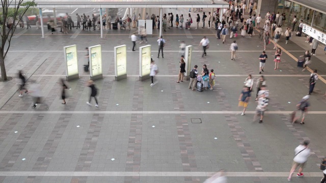在日本福冈的博多火车站，游客拥挤视频素材