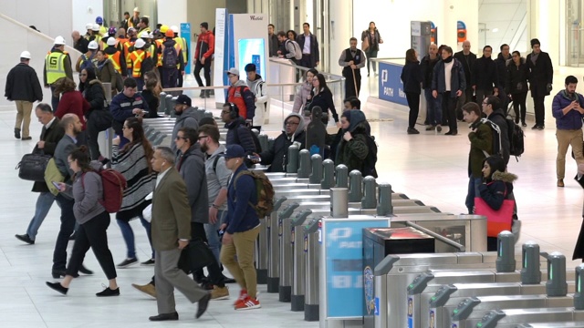 慢镜头:商人游客行人拥挤在纽约地铁车站视频素材