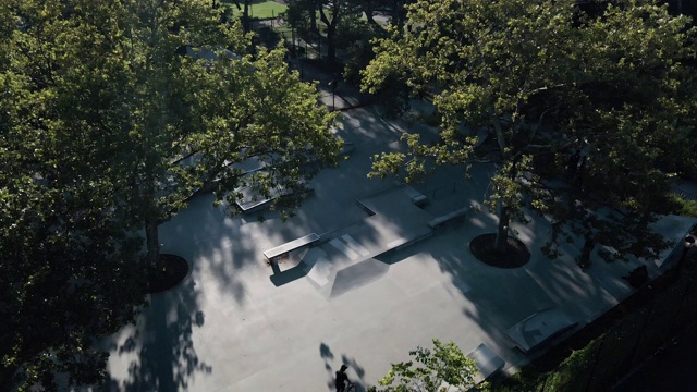无人机拍摄到在纽约布鲁克林的一个滑板公园出现了一群不认识的人视频下载