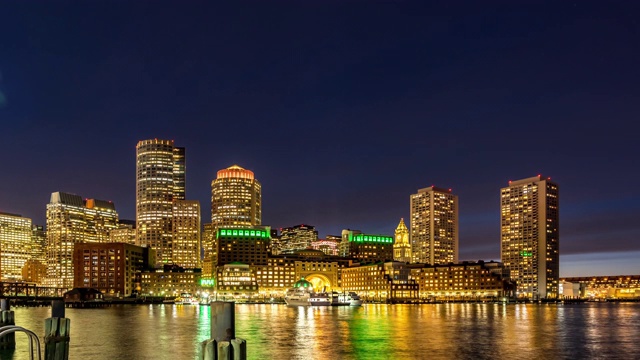 白天到夜晚的时间推移:波士顿城市天际线建筑与波士顿湾从Fan pier Park MA美国视频下载