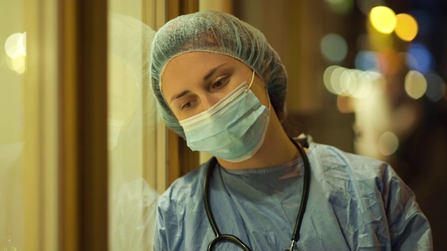 悲伤的女医生或护士晚上在医院附近感到沮丧视频素材
