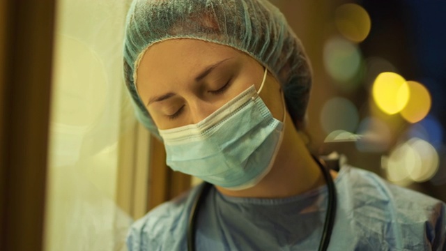 疲惫的医学生或护士在医院附近上夜班时感到悲伤视频素材