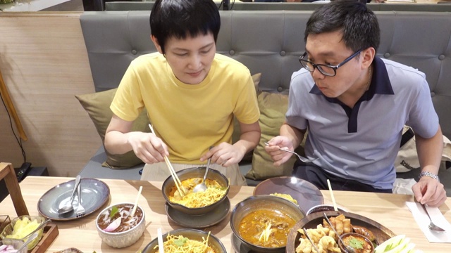 亚洲朋友喜欢在当地的餐馆吃饭视频下载