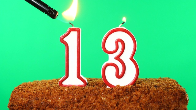 蛋糕上有13号蜡烛。色度键。绿色的屏幕。孤立的视频下载