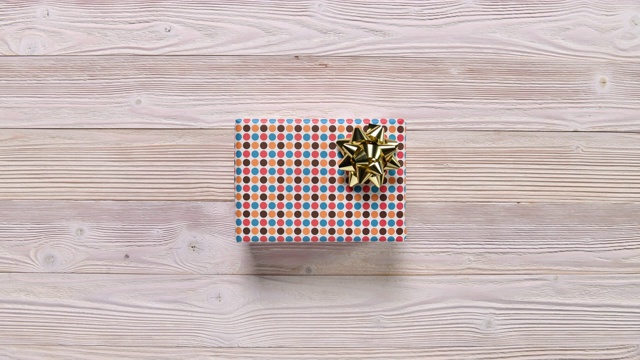 俯视图圣诞节日礼盒放在木桌上，停止运动视频下载