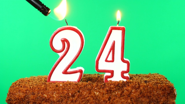 蛋糕上有24号蜡烛。色度键。绿色的屏幕。孤立的视频下载