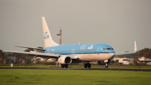 一架荷兰航空公司的波音737在阿姆斯特丹史基浦机场降落的画面视频下载