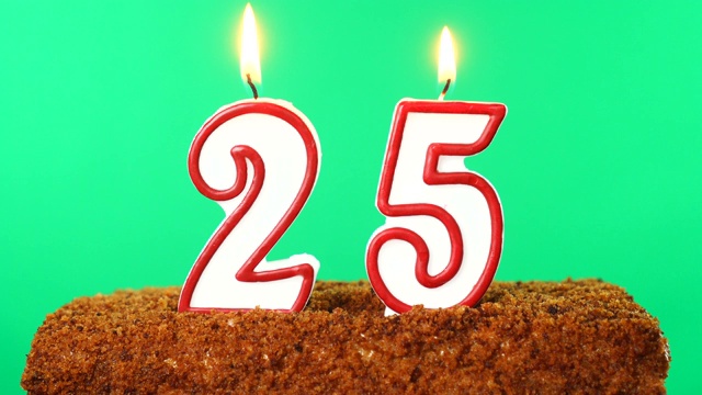 蛋糕上点着了25号蜡烛。色度键。绿色的屏幕。孤立的视频下载