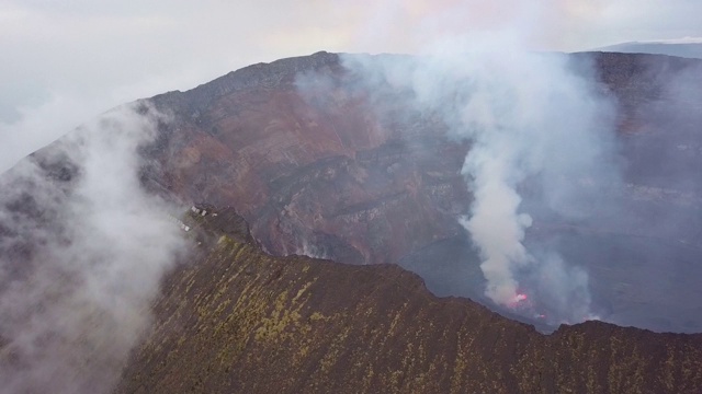尼拉贡戈火山全景，熔岩湖喷出烟雾视频下载