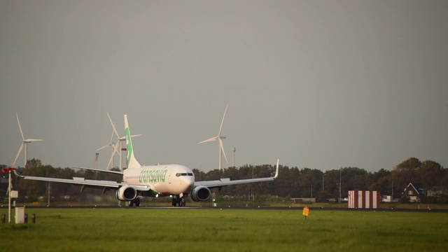 泛美航空公司波音737在阿姆斯特丹史基浦机场降落的画面视频下载