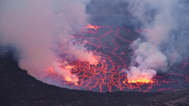 在充满烟雾的尼拉贡戈活火山火山口的熔岩湖的特写镜头视频下载