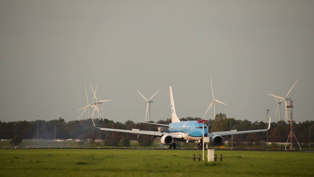 一架荷兰航空公司的波音737在阿姆斯特丹史基浦机场降落的画面视频下载